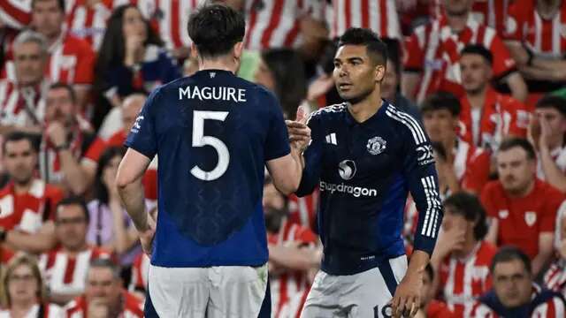 Gelandang Manchester United asal Brasil #18, Casemiro (kanan), merayakan gol pertamanya dalam pertandingan leg pertama semifinal Liga Europa UEFA antara Athletic Club Bilbao dan Manchester United di stadion San Mames di Bilbao, Jumat dini hari WIB (2-5-2025). (ANDER GILLENEA/AFP)