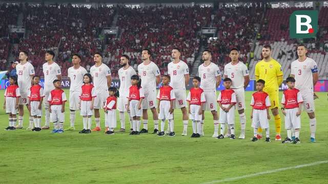 Pemain Timnas Indonesia menyanyikan lagu kebangsaan Indonesia Raya pada laga lanjutan putaran ketiga Grup C Kualifikasi Piala Dunia 2026 melawan Arab Saudi di Stadion Utama Gelora Bung Karno (SUGBK), Senayan, Jakarta, Selasa (19/11/2024). (Bola.com/Abdul Aziz)