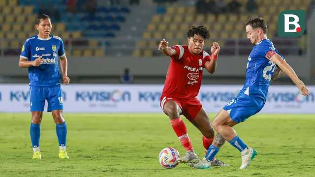 Gelandang Persis Solo, Braif Fatari, saat berusaha melewati adangan gelandang Persib Bandung, Marc Klok, saat berjumpa pada pertandingan pekan ke-17 BRI Liga 1 2024/2025 di Stadion Manahan, Solo, Minggu (29/12/2024). (Bola.com/Radifa Arsa)