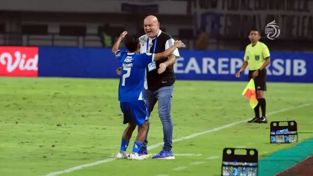 Beckham Putra dan Bojan Hodak merayakan kemenangan 2-1 yang diraih Persib Bandung atas Bali United di Stadion Gelora Bandung Lautan Api, Bandung, Jumat (18/4/2025). (Dok. LIB).
