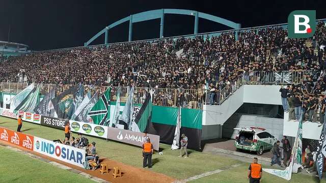 Para suporter saat menyaksikan laga PSS Sleman melawan Persija Jakarta pada lanjutan BRI Liga 1 2023/2024 pekan ketujuh di Stadion Maguwoharjo, Sleman (4/8/2023). (Bola.com/Ana Dewi)