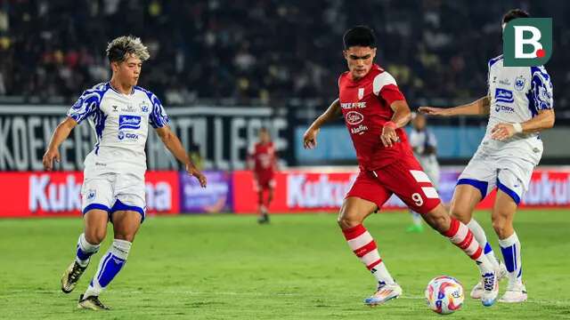 Penyerang Persis Solo, Ramadhan Sananta (tengah), saat berusaha menembak bola di hadapan bek PSIS Semarang, Alfeandra Dewangga, pada duel Derbi Jawa Tengah di Stadion Manahan, Solo, Sabtu (17/8/2024). (Bola.com/Radifa Arsa)