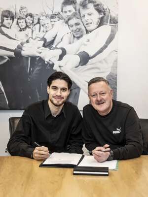 Kevin Diks (kiri) menandatangani kontrak dengan Borussia Monchengladbach berdurasi lima tahun. (Dok. Borussia)