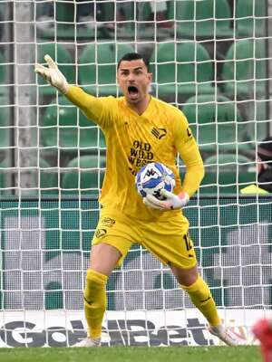 Calon kiper naturalisasi Timnas Indonesia, Emil Audero, tampil semakin impresif sejak bergabung dengan Palermo pada bursa transfer musim dingin 2025. (dok. Palermo)