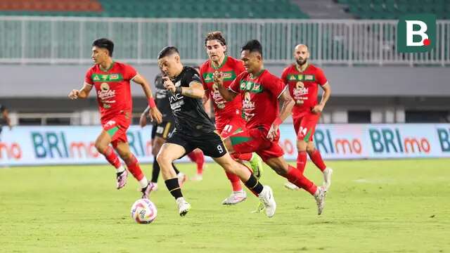 Pemain Dewa United, Alexis Messidoro, mencoba keluar dari kepungan pemain Persebaya Surabaya dalam pertandingan Dewa United melawan Persebaya Surabaya pada pekan ke-24 BRI Liga 1 di Stadion Pakansari, Kabupaten Bogor, Jumat (21/2/2025) malam WIB. (Bola.com/Abdul Aziz)