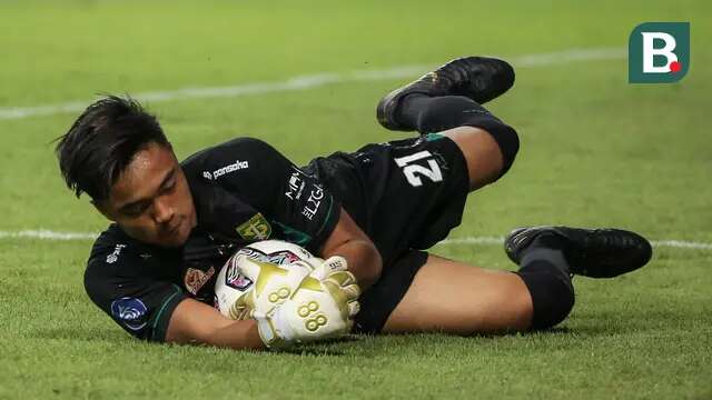 Ernando Ari merupakan kiper masa depan Indonesia. Kiper 20 tahun tersebut telah mencatatkan delapan kali clean sheet dalam 18 kali penampilannya di bawah mistar gawang Persebaya Surabaya. Ia dinilai layak untuk mengisi posisi kiper Timnas Indonesia U-23. (Bola.com/Bagaskara Lazuardi)