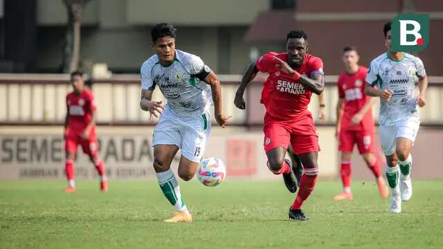 Kapten tim PSS Sleman, Fachruddin Aryanto (kiri) berebut bola dengan pemain Semen Padang, Kenneth Ngwoke pada laga pekan ke-3 BRI Liga 1 2024/2025 di Lapangan STIK-PTIK, Jakarta Selatan, Senin (26/8/2024). (Bola.com/Bagaskara Lazuardi)