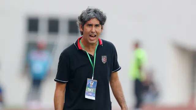 Pelatih Bali United, Stefano Cugurra Teco, saat melawan Persija Jakarta pada laga Piala Indonesia 2019 di Stadion Wibawa Mukti, Minggu (5/5). Persija menang 1-0 atas Bali United. (Bola.com/M Iqbal Ichsan)