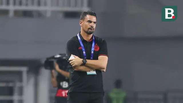 Carlos Pena terlihat kecewa atas performa Persija Jakarta bertanding melawan Semen Padang pada pekan ke-30 Liga 1 2024/2025 di Stadion Pakansari, Kabupaten Bogor, Minggu (27/4/2025). (Bola.com/Abdul Aziz)