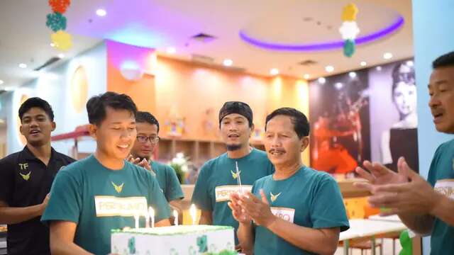 Pelatih Persikabo 1973, Djadjang Nurdjaman, bersama para pemain asuhannya merayakan hari jadi klub yang ke-49, Jumat (23/12/2022) malam. Perayaan ini digelar sebelum Persikabo akan menghadapi Persib Bandung dalam laga pekan ke-17 BRI Liga 1 yang digelar pada Sabtu (24/12/2022). (Bola.com/Nandang Permana)