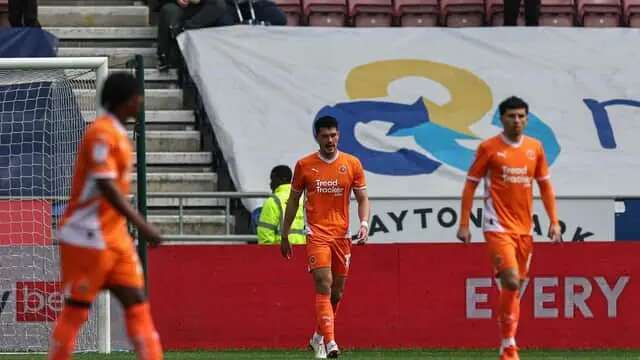 Pemain diaspora Timnas Indonesia, Elkan Baggott (tengah), bermain solid saat Blackpool berhadapan dengan Wigan Athletic pada Sabtu (26/4/2025) malam WIB. (Blackpool Gazette)