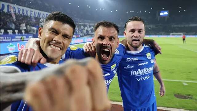 Ekspresi gembira tiga penggawa Persib Bandung, Ciro Alves, Tyronne Del Pino, dan Marc Klok usai membawa Pangeran Biru menang 3-0 atas PSS Sleman dalam laga pekan ke-30 BRI Liga 1 2024/2025, Sabtu (26/4/2025). (Dok. Persib).