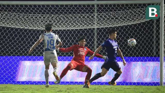Penjaga gawang PSIS Semarang, Muhammad Adi Satryo (tengah) berusaha menghadang laju dari pemain Persita Tangerang, Ramiro Ezequiel Fergonzi (kanan) dalam pertandingan pekan kedua BRI Liga 1 2023/2024 yang berlangsung di Stadion Indomilk Arena, Tangerang, Sabtu (8/7/2023). (Bola.com/Ikhwan Yanuar)