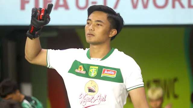 Kiper Persebaya Surabaya, Ernando Ari Sutaryadi. (Aditya Wani/Bola.com)