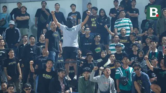 Suporter PSS Sleman saat melawan Dewa United pada laga pekan ke-15 BRI Liga 1 di Stadion Indomilk Arena, Tangerang, Jumat (6/10/2023). PSS Sleman kalah dengan skor 1-3. (Bola.com/M. Iqbal Ichsan)