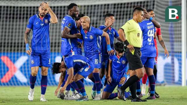 Selebrasi para pemain Arema FC merayakan gol ke gawang Borneo FC yang dicetak Wiliam Moreira (tengah) pada laga final Piala Presiden 2024 di Stadion Manahan, Solo, Minggu (4/8/2024). (Bola.com/Bagaskara Lazuardi)