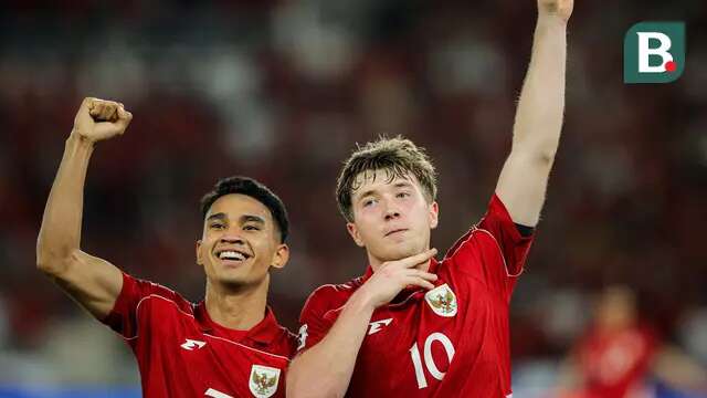 Dua pemain Timnas Indonesia, Marselino Ferdinan dan Ole Romeny, merayakan gol ke gawang Bahrain dalam laga Kualifikasi Piala Dunia 2026 zona Asia di Stadion Utama Gelora Bung Karno (SUGBK) Senayan, Jakarta, Selasa (25/3/2025) malam WIB. (Bola.com/Bagaskara Lazuardi)