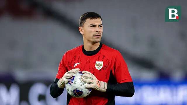 Kiper Timnas Indonesia, Emil Audero saat latihan resmi menjelang laga putaran ketiga Grup C Kualifikasi Piala Dunia 2026 di Stadion Utama Gelora Bung Karno (SUGBK), Senayan, Jakarta, Senin (24/03/2025). (Bola.com/Bagaskara Lazuardi)