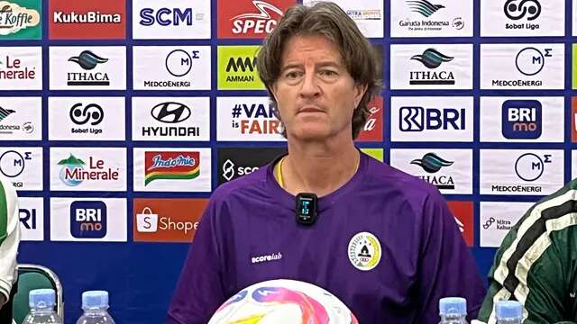 Pelatih PSS Sleman, Pieter Huistra. (Bola.com/Ana Dewi)