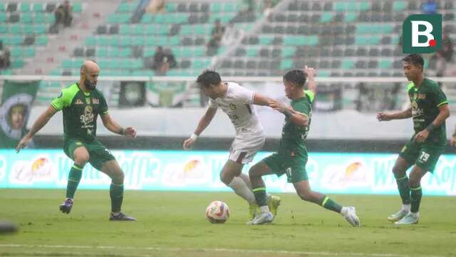 Persik Kediri dihajar Persebaya 1-4 pada pekan ke-14 BRI Liga 1 2024/2025 di Stadion GBT Surabaya, Rabu (11/12/2024). (Bola.com/Aditya Wany)