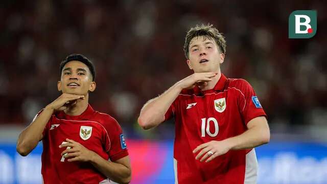 Dua pemain Oxford United andalan Timnas Indonesia, Marselino Ferdinan dan Ole Romeny, merayakan gol yang dicetak ke gawang Bahrain dalam laga Kualifikasi Piala Dunia 2026 zona Asia di Stadion Utama Gelora Bung Karno (SUGBK) Senayan, Jakarta, Selasa (25/3/2025) malam WIB. Ole Romeny mencetak gol setelah memaksimalkan assist dari Marselino Ferdinan. (Bola.com/Bagaskara Lazuardi)