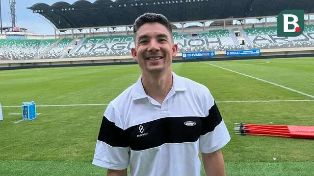 Gelandang PSS Sleman, Kim Kurniawan, saat ditemui di Stadion Maguwoharjo, Sleman, Jumat (2/5/2025) sore. Selain bermain, Kim kini menjadi mahasiswa jenjang Diploma-1 sport manajemen di ESM-Academy, Nuremberg, Jerman. (Bola.com/Ana Dewi)