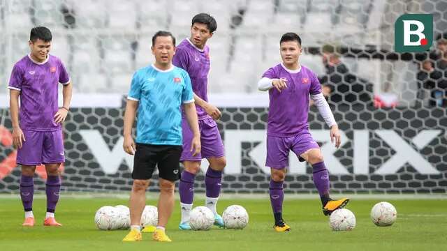 Pemain Timnas Vietnam, Nguyen Quang Hai (kanan) dan Doan Van Hau melakukan latihan resmi menjelang laga semifinal Piala AFF 2022 melawan Timnas Indonesia yang berlangsung di Stadion Utama Gelora Bung Karno (SUGBK), Jakarta, Kamis (05/01/2023). (Bola.com/Bagaskara Lazuardi)