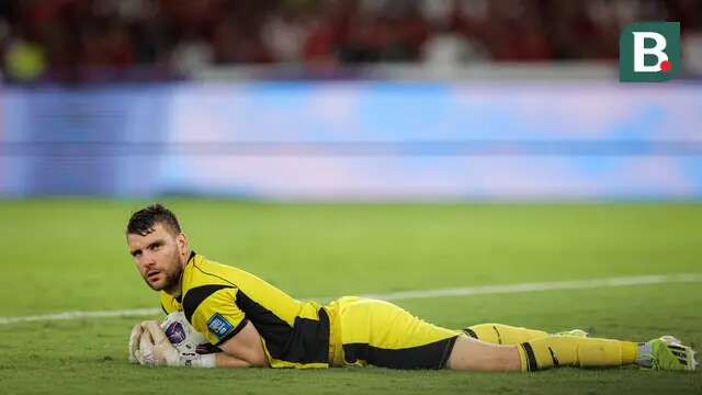 Kiper Timnas Indonesia, Maarten Paes, mengamankan bola di dalam dekapannya ketika menghadapi Bahrain dalam lanjutan Kualifikasi Piala Dunia 2026 zona Asia yang digelar di Stadion Utama Gelora Bung Karno (SUGBK), Senayan, Jakarta, Selasa (25/3/2025) malam WIB. (Bola.com/Bagaskara Lazuardi)