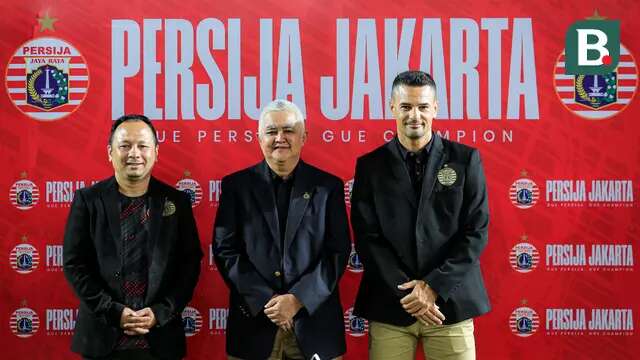 Direktur Utama Persija Jakarta, Ambono Janurianto (tengah) berfoto bersama dengan pelatih baru Persija Jakarta, Carlos Pena (kanan) dan asisten pelatih Ricky Nelson saat konferensi pers yang berlangsung di Nirwana Park, Bojongsari, Sawangan, Sabtu (29/06/2024). (Bola.com/Bagaskara Lazuardi)