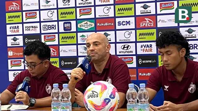 Pelatih PSM Makassar, Bernardo Tavares (tengah), dalam sesi jumpa pers jelang duel kontra PSS Sleman pada laga pekan ke-31 BRI Liga 1 2024/2025. Duel PSM versus PSS akan berlangsung di Stadion Maguwoharjo, Kabupaten Sleman, Sabtu (3/5/2025). (Bola.com/Ana Dewi)