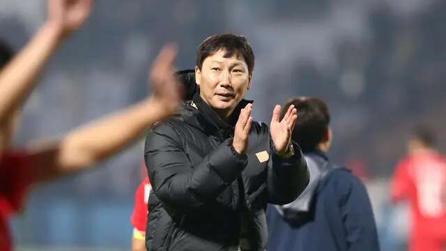 Pelatih Timnas Vietnam, Kim Sang-sik merayakan kemenangan 1-0 atas Timnas Indonesia di Grup B Piala AFF 2024. Kemenangan itu diraih di Phu Tho Provincial Stadium, Viet Tri, Minggu (15/12/2024). (Dok. VFF)