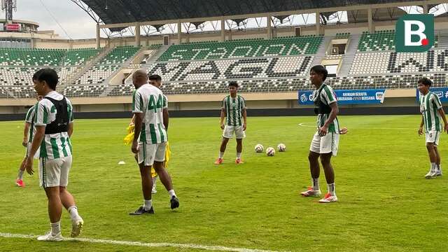 Skuad PSS Sleman saat menjalani official training di Stadion Maguwoharjo, Sleman, Jumat (2/5/2025) sore. (Bola.com/Ana Dewi)