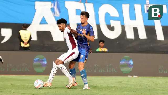 Pemain PSM Makassar, Aloisio Soares Neto berebut bola dengan pemain Persib Bandung, Mateo Kocijan pada laga pembuka Piala Presiden 2024 di Stadion Si Jalak Harupat, Bandung, Jumat (19/07/2024). (Bola.com/Abdul Aziz)