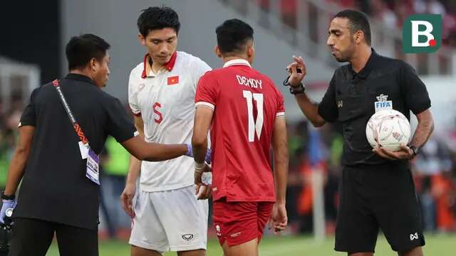 Wasit Omar Mubarak Al Yaqoubi mencoba menenangkan pemain Timnas Indonesia, Dendy Sulistyawan dan pemain Vietnam, Doan Van Hau dalam laga leg pertama babak semifinal Piala AFF 2022 di Stadion Utama Gelora Bung Karno (SUGBK), Jumat (6/1/2023) sore WIB. (Bola.com/Abdul Aziz)