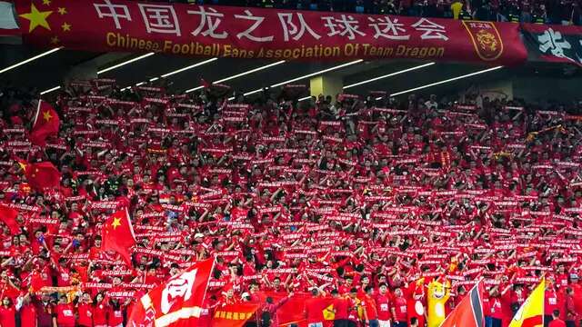 Para suporter China membentangkan syal untuk memberikan dukungan kepada tim mereka saat bertanding melawan Timnas Indonesia pada laga lanjutan putaran ketiga Grup C Kualifikasi Piala Dunia 2026 di Qingdao Youth Stadium, Qingdao, China, Selasa (15/10/2024). (AFP)