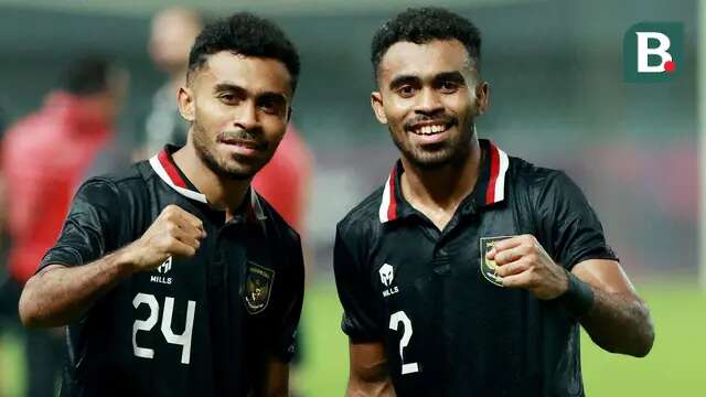 Pemain Timnas Indonesia, Yance Sayuri dan Yakob Sayuri, foto bersama setelah melawan Burundi pada pertandingan kedua FIFA Matchday di Stadion Patriot Candrabhaga, Bekasi, Selasa (28/3/2023). Kedua tim bermain imbang 2-2. (Bola.com/M Iqbal Ichsan)