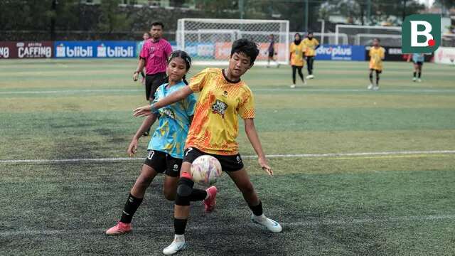 Pemain kunci SDN Kalisari 01, Clea Abelia (kuning), berebut bola dengan pemain SDN Mekarjaya 12, dalam laga final MilkLife Soccer Challenge - Jakarta 2025 di Kingkong Soccer Arena, Cijantung, Jakarta Timur, Minggu (4/5/2025) sore WIB. (Bola.com/Bagaskara Lazuardi)
