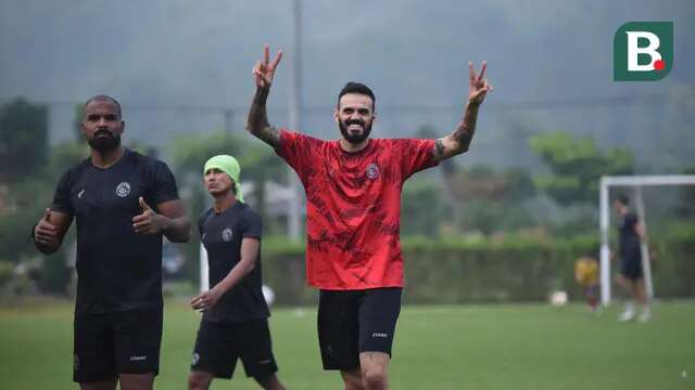 Thales Lira dan Lucas Frigeri penuh senyum dalam sesi latihan Arema FC di Lapangan ARG, Kabupaten Malang, Selasa (12/03/2025) sore WIB. (Bola.com/Iwan Setiawan)