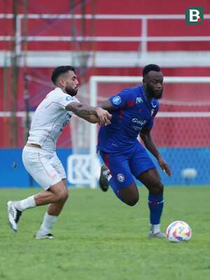 Arema FC harus puas bermain imbang 1-1 kontra Persis Solo pada laga pekan ke-14 BRI Liga 1 di Stadion Soepriadi, Kota Blitar, Kamis (12/12/2024) sore WIB. (Bola.com/Iwan Setiawan)