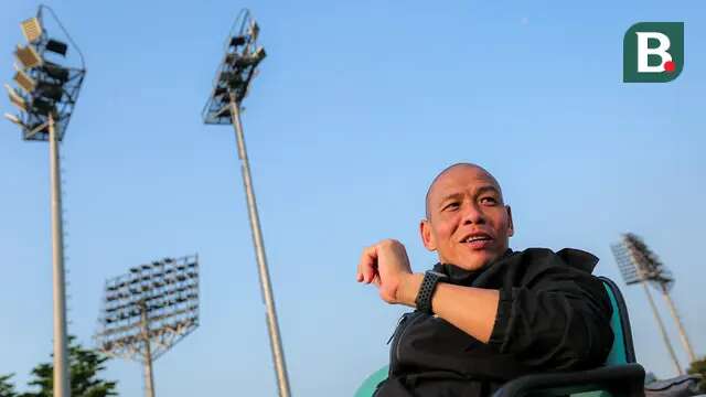Pelatih Timnas Indonesia U-16, Nova Arianto berbincang dengan timnya saat latihan perdana Timnas Indonesia U-16 yang berlangsung di Lapangan B, Kompleks Stadion Utama Gelora Bung Karno (SUGBK), Senayan, Jakarta, Senin (19/02/2024). (Bola.com/Bagaskara Lazuardi)