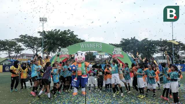 Seremoni juara MilkLife Soccer Challenge - Jakarta 2025 di Kingkong Soccer Arena, Cijantung, Jakarta Timur, Minggu (4/5/2025). (Bola.com/Bagaskara Lazuardi)
