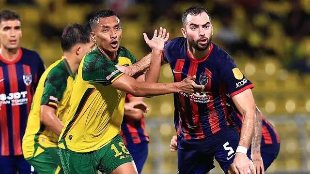 Aksi Jordi Amat bersama Johor Darul Ta'zim (JDT) di musim 2024/2025. (Dok. JDT)