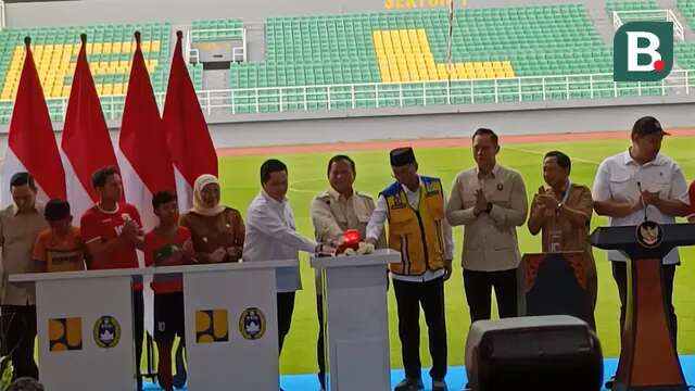 Presiden Prabowo Subianto meresmikan 17 stadion yang telah rampung direnovasi Kementerian Pekerjaan Umum dan Perumahan Rakyat (PUPR) di Gelora Delta, Sidoarjo, Senin (17/3/2025) sore WIB. (Bola.com/Wahyu Pratama)