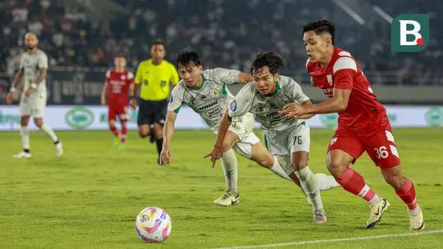Winger Persis Solo, Althaf Indie, berusaha melepaskan diri dari kawalan bek PSS Sleman, Dominikus Dion, saat bertanding pada pekan ke-10 BRI Liga 1 2024/2025 di Stadion Manahan, Solo, Minggu (3/11/2024). (Bola.com/Radifa Arsa)