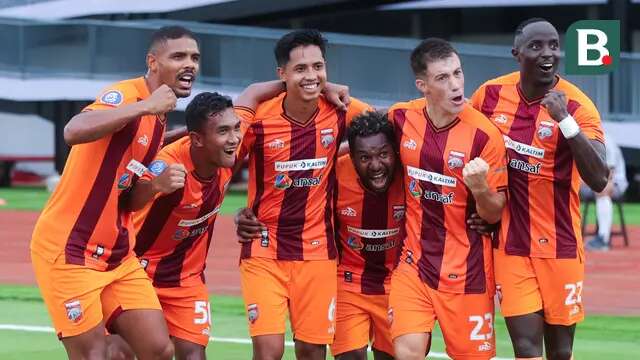 Para pemain Borneo FC merayakan gol yang dicetak oleh Mariano Peralta ke gawang Persita Tangerang pada laga pekan ke-24 BRI Liga 1 2024-2025 di Stadion Indomilk Arena, Tangerang, Sabtu (22/2/2025). (Bola.com/M Iqbal Ichsan)