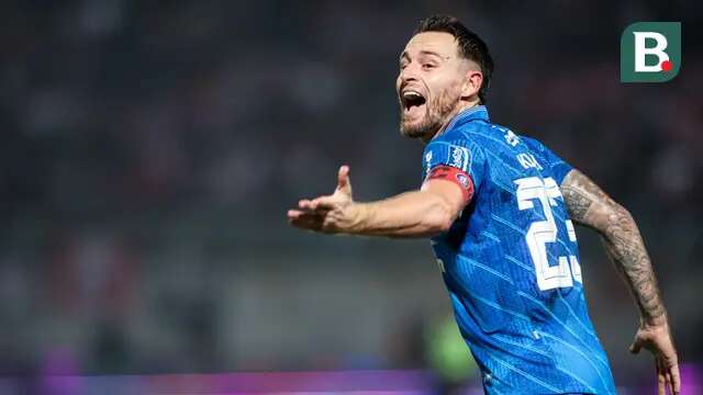 Selebrasi gelandang Persib Bandung, Marc Klok setelah mencetak gol kedua timnya ke gawang Madura United pada laga leg kedua final Championship Series BRI Liga 1 2023/2024 di Stadion Gelora Bangkalan, Madura, Jumat (31/5/2024). (Bola.com/Bagaskara Lazuardi)