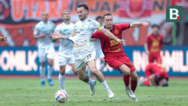 Pemain Persib Bandung, Marc Klok (kiri) berebut bola dengan pemain Persija Jakarta, Maciej Gajos dalam laga lanjutan BRI Liga 1 2024/2025 di Stadion Patriot Candrabhaga, Bekasi, Minggu (16/02/2025). (Bola.com/M Iqbal Ichsan)