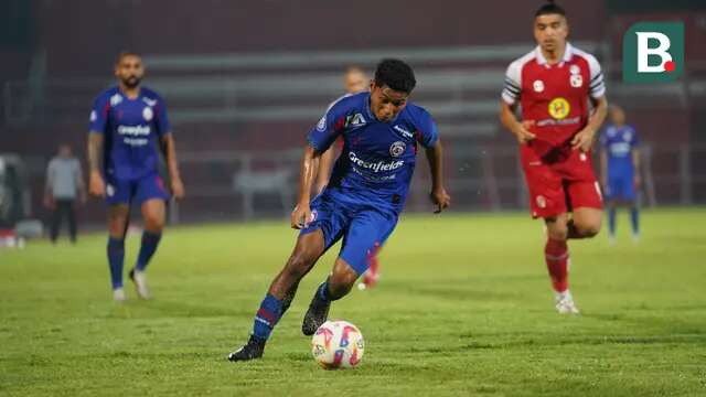 Salim Tuharea jadi pemain pengganti Arema FC yang merepotkan pertahanan Barito Putera laga pekan ke-27 BRI Liga 1 di Stadion Soepriadi, Kota Blitar, Kamis (13/3/2025) malam WIB. Dalam duel itu, Arema menang 4-2 meski bermain dengan 10 orang setelah Thales Lira diganjar kartu merah pada menit ke-53. (Bola.com/Iwan Setiawan).