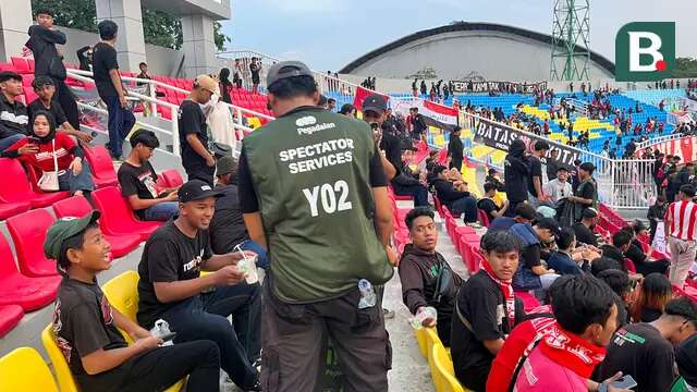 Suporter Deltras FC di area Stadion Gelora Delta, Sidoarjo, 4 Januari 2024 lalu. (Aditya Wany/Bola.com)