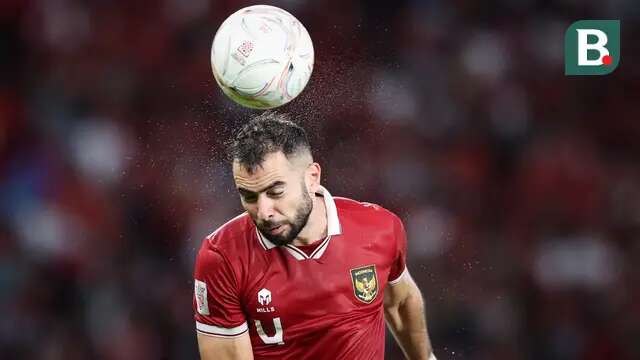 Pemain Timnas Indonesia, Jordi Amat menanduk bola saat laga leg pertama semifinal Piala AFF 2022 melawan Timnas Vietnam di di Stadion Utama Gelora Bung Karno (SUGBK), Jumat (6/1/2023) sore WIB. (Bola.com/Bagaskara Lazuardi)